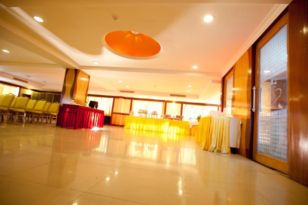 Priyadarshini Park Hotel 3*